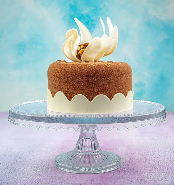 Çikolatalı pasta, pembe ahşap arka planda mutlu doğum günü pastası. Pastane konsepti.