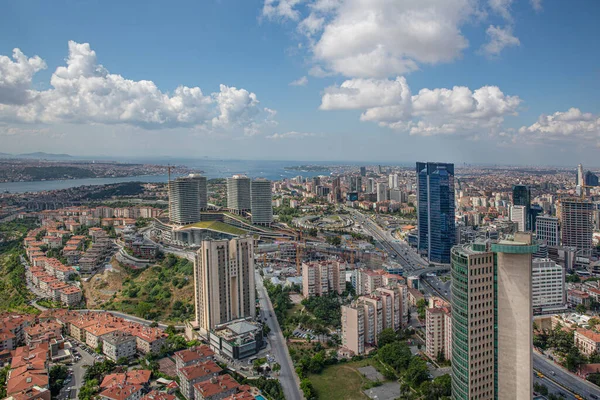 İstanbul, Türkiye - 09 Haziran 2013; İstanbul 'un Beşiktaş ilçesi Levent' in dördüncü ilçesidir. İstanbul 'daki gökdelen ve finans merkezi. Helikopterden çekilen İstanbul silueti.