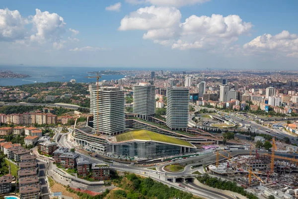 İstanbul, Türkiye - 9 Haziran 2013; Zorlu Center alışveriş merkezinin ilk inşaatı. Mecidiyekoy, İstanbul 'un ili ilçesine bağlı bir beldedir. Helikopterden çekilen İstanbul silueti.