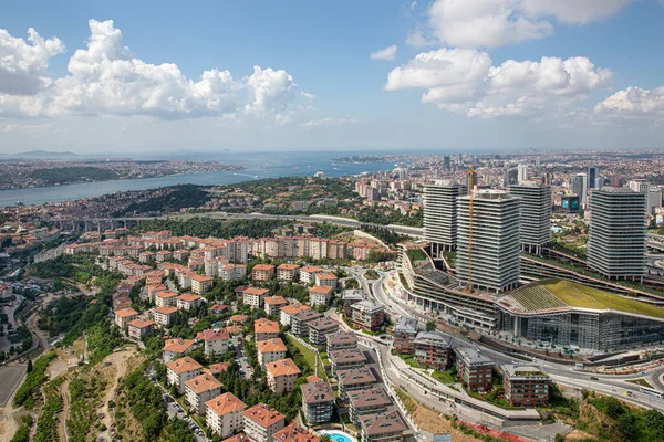 İstanbul, Türkiye - 9 Haziran 2013; Zorlu Center alışveriş merkezinin ilk inşaatı. Mecidiyekoy, İstanbul 'un ili ilçesine bağlı bir beldedir. Helikopterden çekilen İstanbul silueti.
