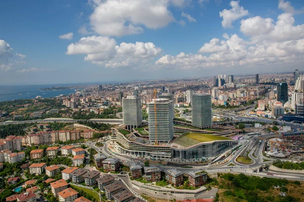 İstanbul, Türkiye - 9 Haziran 2013; Zorlu Center alışveriş merkezinin ilk inşaatı. Mecidiyekoy, İstanbul 'un ili ilçesine bağlı bir beldedir. Helikopterden çekilen İstanbul silueti.