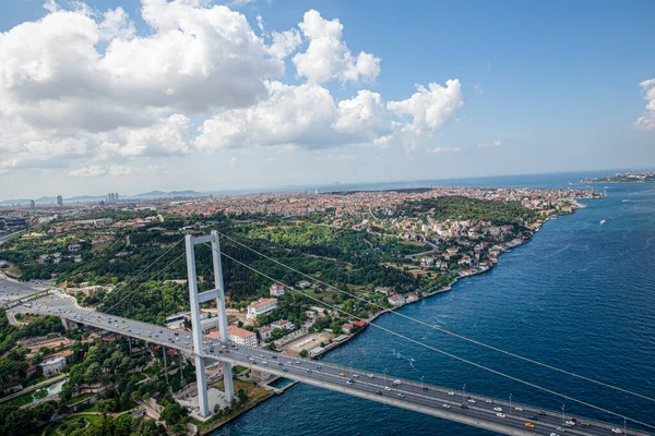 İstanbul, Türkiye - 09 Haziran 2013; İstanbul 'daki İstanbul Köprüsü - Asya ile Avrupa' yı birbirine bağlayan. Helikopterden çekilen İstanbul silueti.