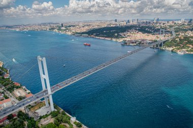 İstanbul, Türkiye - 9 Haziran 2013; İstanbul helikopterden İstanbul manzarası. Helikopterden İstanbul Köprüsü manzarası. Helikopterden ateş ediliyor..