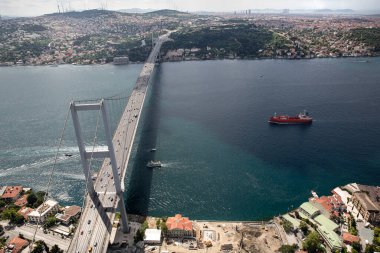 İstanbul, Türkiye - 9 Haziran 2013; İstanbul helikopterden İstanbul manzarası. Helikopterden İstanbul Köprüsü manzarası. Helikopterden ateş ediliyor..