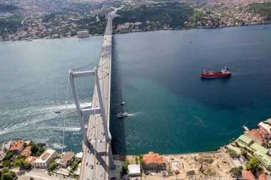İstanbul, Türkiye - 9 Haziran 2013; İstanbul helikopterden İstanbul manzarası. Helikopterden İstanbul Köprüsü manzarası. Helikopterden ateş ediliyor..