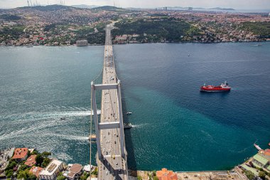 İstanbul, Türkiye - 9 Haziran 2013; İstanbul helikopterden İstanbul manzarası. Helikopterden İstanbul Köprüsü manzarası. Helikopterden ateş ediliyor..