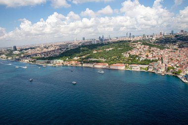 İstanbul, Türkiye - 9 Haziran 2013; İstanbul helikopterden manzara. Ortakoy, Beşiktaş, Ciragan Sarayı Kempinski, helikopterden Dolmabahce Sarayı manzarası. Helikopterden ateş ediliyor..
