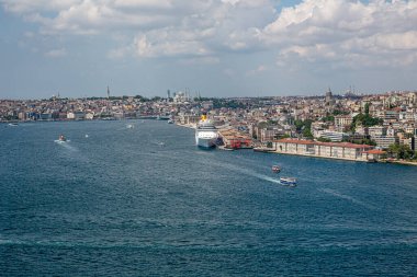 İstanbul, Türkiye - 9 Haziran 2013; İstanbul helikopterden manzara. Tarihi Yarımada, Eminonu, Karakoy Limanı, helikopterden Galataport manzarası. Helikopterden ateş ediliyor..