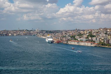 İstanbul, Türkiye - 9 Haziran 2013; İstanbul helikopterden manzara. Tarihi Yarımada, Eminonu, Karakoy Limanı, helikopterden Galataport manzarası. Helikopterden ateş ediliyor..