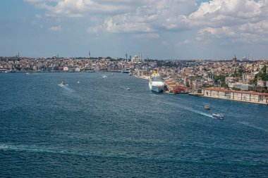 İstanbul, Türkiye - 9 Haziran 2013; İstanbul helikopterden manzara. Tarihi Yarımada, Eminonu, Karakoy Limanı, helikopterden Galataport manzarası. Helikopterden ateş ediliyor..
