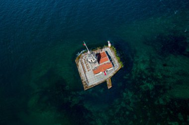 Bakire Kulesi Havadan Çekim. Uskudar İstanbul / Kiz Kulesi 'ndeki Bakire Kulesi Hava Helikopteri Görünümü