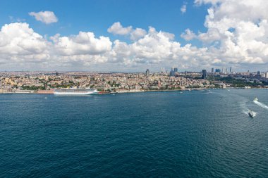 İstanbul, Türkiye - 9 Haziran 2013; İstanbul helikopterden manzara. Tarihi Yarımada, Eminonu, Karakoy Limanı, helikopterden Galataport manzarası. Helikopterden ateş ediliyor..