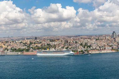 İstanbul, Türkiye - 9 Haziran 2013; İstanbul helikopterden manzara. Tarihi Yarımada, Eminonu, Karakoy Limanı, helikopterden Galataport manzarası. Helikopterden ateş ediliyor..