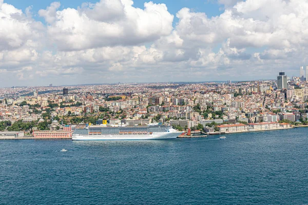 İstanbul, Türkiye - 9 Haziran 2013; İstanbul helikopterden manzara. Tarihi Yarımada, Eminonu, Karakoy Limanı, helikopterden Galataport manzarası. Helikopterden ateş ediliyor..