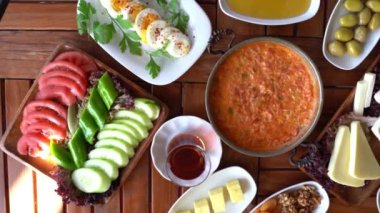 Masadaki Türk kahvaltı seti çok güzel bir düzende. Türkçe Kahvaltı Hazırlama Videosu.
