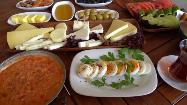 Turecká snídaňová sada pokrmů na stole v krásném uspořádání. Video Příprava turecké snídaně.