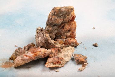 Bayat ekmeğin üzerindeki yeşil küfün makrofotoğrafçılığı. Küflü ekmek yüzeyi. Bozuk ekmek ve küf. Çürük ekmeğin üzerindeki küflü mantar. Üst görünüm