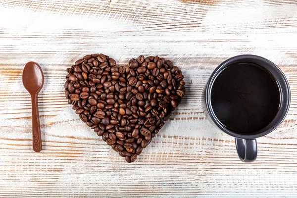 원두와 초콜릿 스푼으로 배경을 만들었습니다 커피에 사랑의 — 스톡 사진