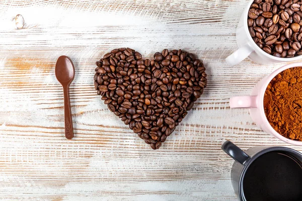 원두와 초콜릿 스푼으로 배경을 만들었습니다 커피에 사랑의 — 스톡 사진