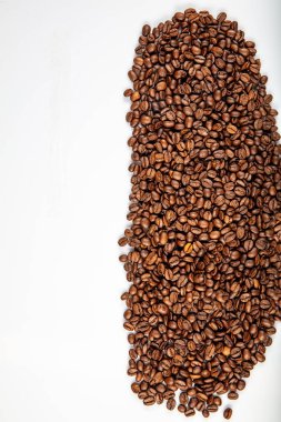 Kavrulmuş kahve çekirdekleri. Kahveler ahşap arka planda.