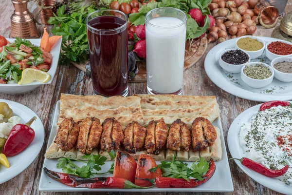 Turecká Kuchyně Kuřecí Křidýlka Gril Hromada Smažených Kuřecích Křidélek Omáčkou — Stock fotografie