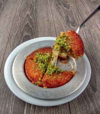 Türk tatlısı, kunafa, kaday fıstığı tozu ve peynirli sıcak tatlı.