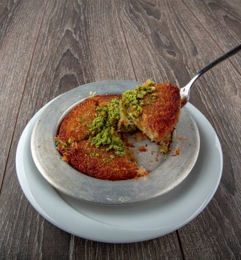 Türk tatlısı, kunafa, kaday fıstığı tozu ve peynirli sıcak tatlı.