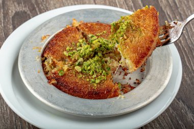Türk tatlısı, kunafa, kaday fıstığı tozu ve peynirli sıcak tatlı.