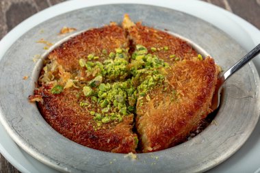 Türk tatlısı, kunafa, kaday fıstığı tozu ve peynirli sıcak tatlı.