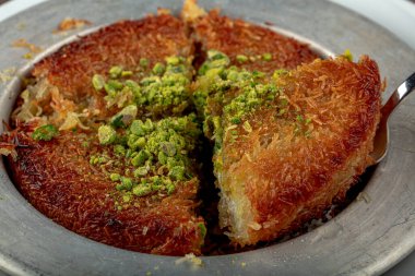 Türk tatlısı, kunafa, kaday fıstığı tozu ve peynirli sıcak tatlı.