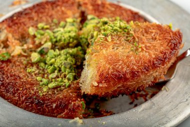 Türk tatlısı, kunafa, kaday fıstığı tozu ve peynirli sıcak tatlı.