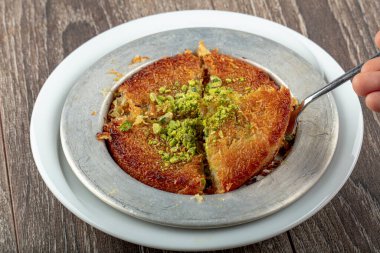 Türk tatlısı, kunafa, kaday fıstığı tozu ve peynirli sıcak tatlı.