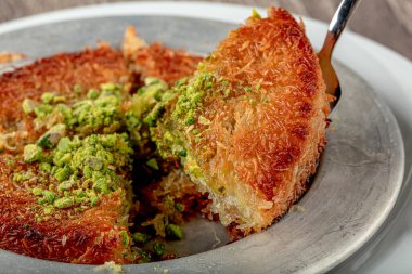 Türk tatlısı, kunafa, kaday fıstığı tozu ve peynirli sıcak tatlı.