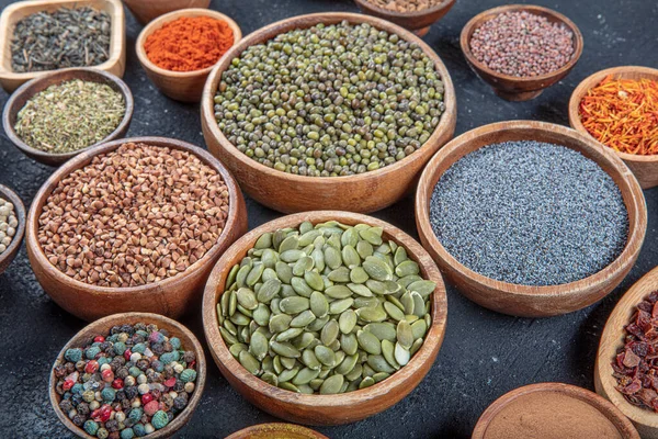 Bovenaanzicht Van Een Selectie Van Verschillende Kleurrijke Kruiden Kommen Een — Stockfoto