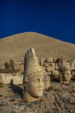 Nemrut Dağı 'ndaki antik heykeller. UNESCO Dünya Mirası Nemrut Dağı 'nda Kral Antiochus' un namı diğer Commagene 'in gömüldüğü yerde..