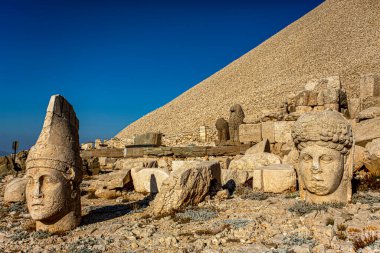 Nemrut Dağı 'ndaki antik heykeller. UNESCO Dünya Mirası Nemrut Dağı 'nda Kral Antiochus' un namı diğer Commagene 'in gömüldüğü yerde..