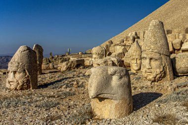 Nemrut Dağı 'ndaki antik heykeller. UNESCO Dünya Mirası Nemrut Dağı 'nda Kral Antiochus' un namı diğer Commagene 'in gömüldüğü yerde..