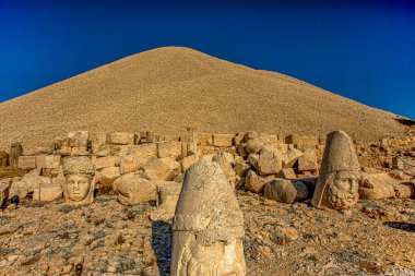 Nemrut Dağı 'ndaki antik heykeller. UNESCO Dünya Mirası Nemrut Dağı 'nda Kral Antiochus' un namı diğer Commagene 'in gömüldüğü yerde..