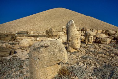 Nemrut Dağı 'ndaki antik heykeller. UNESCO Dünya Mirası Nemrut Dağı 'nda Kral Antiochus' un namı diğer Commagene 'in gömüldüğü yerde..