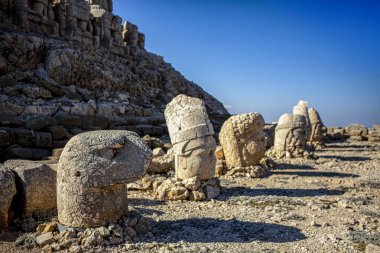 Nemrut Dağı 'ndaki antik heykeller. UNESCO Dünya Mirası Nemrut Dağı 'nda Kral Antiochus' un namı diğer Commagene 'in gömüldüğü yerde..
