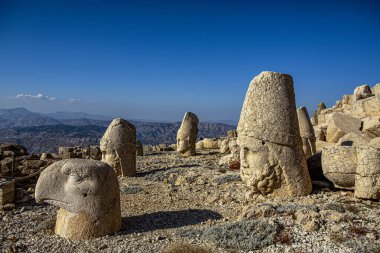 Nemrut Dağı 'ndaki antik heykeller. UNESCO Dünya Mirası Nemrut Dağı 'nda Kral Antiochus' un namı diğer Commagene 'in gömüldüğü yerde..
