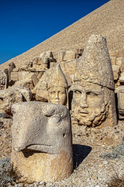 Nemrut Dağı 'ndaki antik heykeller. UNESCO Dünya Mirası Nemrut Dağı 'nda Kral Antiochus' un namı diğer Commagene 'in gömüldüğü yerde..