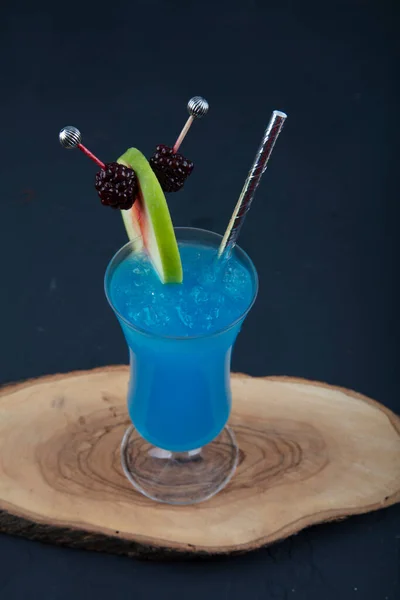 Blue Lagoon Blue Hawaiian Cocktail Vodka Alkoholik Drink Mrożony Niebieski — Zdjęcie stockowe