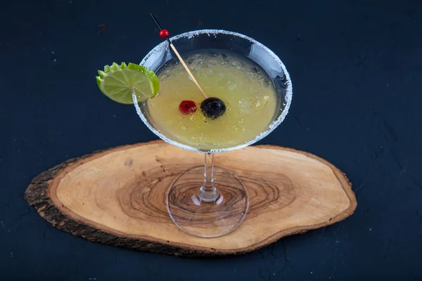 Copos Coquetel Limão Martini Cocktail Alcoólico Cosmopolita Está Bar Espaço — Fotografia de Stock