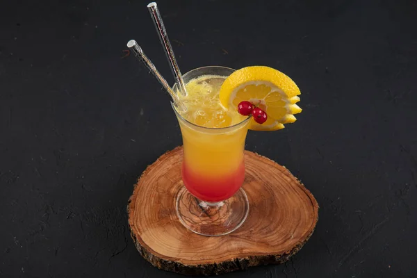 Suculento Laranja Tequila Vermelha Nascer Sol Com Uma Cereja Cocktail — Fotografia de Stock