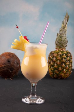 Ahşap arka planda süslü ananaslı Pina Colada. Bir kokteyl 