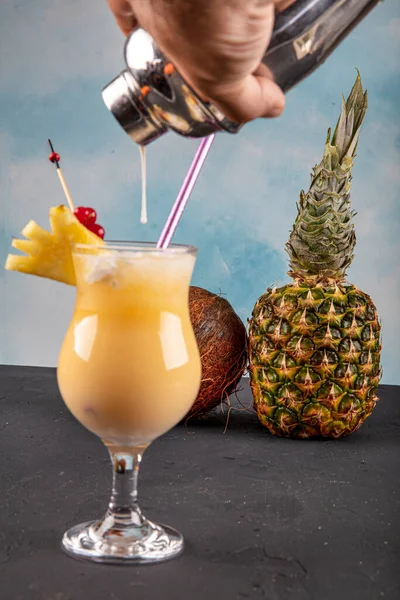 Pina Colada 파인애플을 다듬은 배경을 바탕으로 칵테일 코코넛 — 스톡 사진