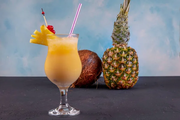 Pina Colada Über Holzhintergrund Garniert Mit Ananas Ein Cocktail Coconut — Stockfoto