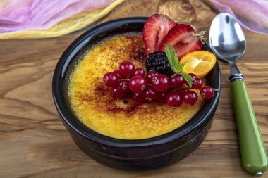 Türk mutfağı tatlı çeşitleri. Muhallebi / Ev Yapımı Puding. Fırınlanmış pirinç pudingi Türk sütü tatlı, güveçte dikenli, içinde orman meyveleri, böğürtlen ve böğürtlen var.. 