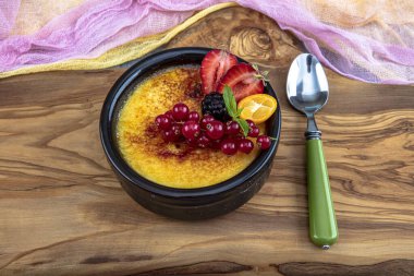 Türk mutfağı tatlı çeşitleri. Muhallebi / Ev Yapımı Puding. Fırınlanmış pirinç pudingi Türk sütü tatlı, güveçte dikenli, içinde orman meyveleri, böğürtlen ve böğürtlen var.. 